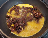 Foto del paso 4 de la receta: Huevos revueltos con Morcilla, Cebolla y Piñones