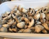 Une image de l'étape 1 de Champignons de Paris rôtis aux herbes aromatiques.