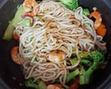Hình bước làm 3 của món Ebiyaki Udon - Mì Udon xào tôm & bông cải
