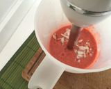 Foto del passaggio 2 della ricetta Tataki di Tonno con Gazpacho di Datterini, Granella di Pistacchi e Semi di Sesamo Tostati