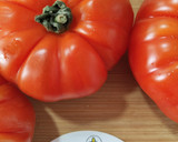 Foto del paso 1 de la receta: Tartar de tomate con encurtidos