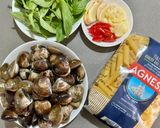 A picture of step 2 of Garlic Clam Pasta.