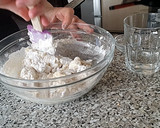 Foto del paso 5 de la receta: Coca salada con escalivada, huevo duro, atún... (con lo que prefieras)