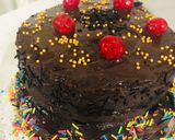 A picture of step 4 of Parle biscuit chocolate cake.