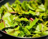 Hình bước làm 2 của món Lá Củ Dền Xào Tỏi & Dầu Hào