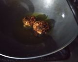 A picture of step 2 of Murmura Pakoda Chilli.