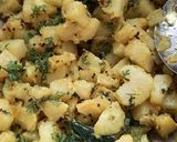उकडलेल्या बटाट्याची  किंवा सोल्या बटाट्याची भाजी (ukadlelya batatchyachi bhaji recipe in marathi) रेसिपी स्टेप 5 फोटो 
