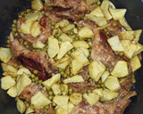 Foto del paso 3 de la receta: Conejo al ajillo con patatas y guisantes