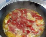 Foto del paso 2 de la receta: Filetes de merluza con pimientos de piquillo y ajos confitados