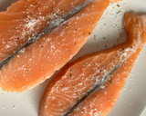 Foto del paso 3 de la receta: Salmón y cebollas en airfryer, con ensaladita de rúcula