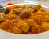 Foto del paso 4 de la receta: Garbanzos en salsa de piquillos y tomate con salchichas frescas