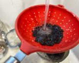 A picture of step 1 of Shrimp with Black Bean Sauce.