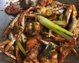 Gambar langkah 5 resipi Ketam Goreng Sambal.