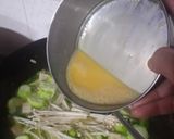 Foto langkah ke 4 dari resep Sup oyong tahu jamur.