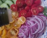 Foto del paso 4 de la receta: Ensalada multicolor de tomates cherry rojos y amarillos con cebolla morada y pepino ❤️💛💜💚