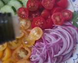 Foto del paso 4 de la receta: Ensalada multicolor de tomates cherry rojos y amarillos con cebolla morada y pepino ❤️💛💜💚
