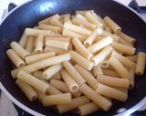 Foto del passaggio 7 della ricetta Tortiglioni con gamberi, crema di melanzane e datterini