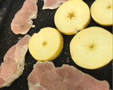 Foto del paso 2 de la receta: Lomo y manzana juntos, a la plancha