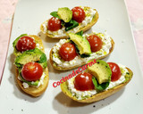Foto del paso 6 de la receta: Tostas con queso cottage, tomatitos cherry, guacamole y más