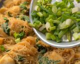 Foto langkah ke 6 dari resep Bihun Goreng Bakso Ikan.