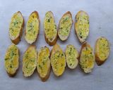 Hình bước làm 3 của món Bánh mì nướng bơ tỏi chà bông