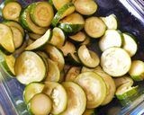 Une image de l'étape 2 de Pickles de courgette aigre-doux au curry.