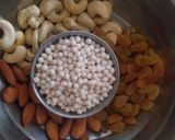 ડ્રાયફ્રુટ ચોકલેટ(Dryfruit chocolate recipe in gujarati) રેસીપી સ્ટેપ1ફોટો