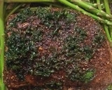 Foto del paso 10 de la receta: "Lomo de cerdo al pimiento" en una cama de espárragos y puré