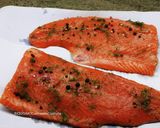Foto del paso 4 de la receta: Riquísimo salmón marinado con sal y azúcar