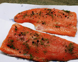 Foto del paso 4 de la receta: Riquísimo salmón marinado con sal y azúcar