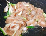 Hình bước làm 2 của món Ức gà xào miến