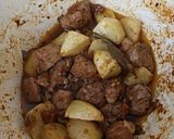 Foto del paso 2 de la receta: Patatas con carne al toro guisada