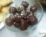 صورة لخطوة 3 من وصفة تمر منزوع النوى بالسمسم