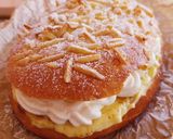 Foto del paso 11 de la receta: Coca de Sant Joan 2025 v3: De almendras y rellena de crema quemada y nata