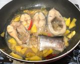 Hình bước làm 2 của món Cá ba sa kho thơm cay