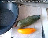 Foto del paso 2 de la receta: Quiche de Calabacín con Solomillo de Pollo TMX