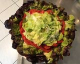Une image de l'étape 6 de Salade feuille de chêne rouge aux tomates roses,mozzarella di buffala et fleurs d ail triquetre.