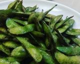 Foto langkah ke 2 dari resep Edamame panggang minyak wijen.
