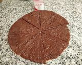 Foto del paso 6 de la receta: Pizza dulce con masa de galletas cubierta de chocolate y decorar a tu gusto