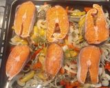 Foto del paso 3 de la receta: Salmón al horno con colchón de verduras