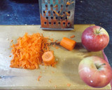 Foto del paso 1 de la receta: Ensalada de repollo con zanahorias y manzana con mayonesa de niguella
