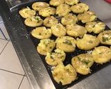 Une image de l'étape 7 de Pommes de terre « fracassées » au thym du jardin et parmesan.
