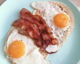Foto del paso 3 de la receta: Huevos estrellados con tocino 🍳🥓