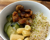 Foto del paso 5 de la receta: Bowl de cerdo frito, zuquini, alfalfa y elote baby 🍲