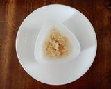 Hình bước làm 2 của món Onigiri bằng khuôn cho bé tập làm cơm nắm