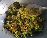 Foto langkah ke 5 dari resep Tumis Kembang Pepaya.