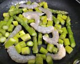 Foto del paso 2 de la receta Huevos no rotos con espárragos y langostinos