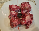 Foto del paso 2 de la receta: Rabo de ternera en salsa de chirivías, pimientos y zanahorias