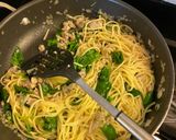 รูปขั้นตอนการทำที่ 5 ของ สปาเกตตี sausage & spinach (ไส้กรอกและผักโขม)