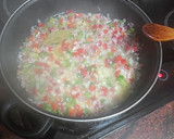 Foto del paso 5 de la receta: Habichuelas compuestas con carne de cochino, papas fritas y huevo duro